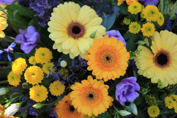 Bruiloft bloemen in geel, blauw en oranje — Stockfoto