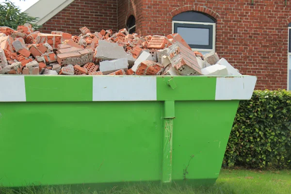 Geladen vuilnis dumpster — Stockfoto