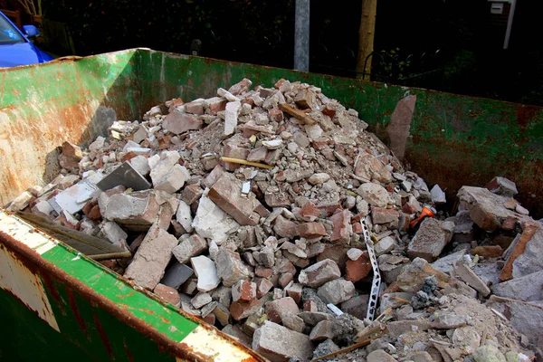 Σπάσει τα τούβλα ένα dumpster — Φωτογραφία Αρχείου