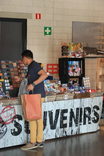 IJmuiden, Holanda - 2 de setembro de 2019: Felison tourist shop — Fotografia de Stock