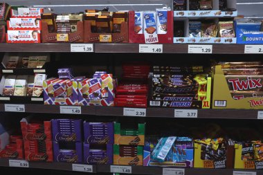 Ijmuiden, Hollanda, 4 Temmuz 2018: bir süpermarkette çikolata ve çikolata