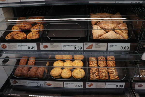 Ijmuiden, Hollandia, 2018. július 4.: kenyér a boltban — Stock Fotó