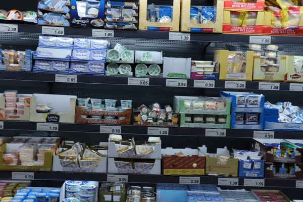 IJmuiden, Paesi Bassi, 4 luglio 2018: formaggio nel frigorifero di un supermercato — Foto Stock