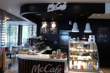 Hollanda Amsterdam - 22 Temmuz 2018: Mccafe kahve tezgahı