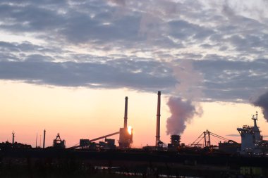 Ijmuiden, Hollanda - 5 Temmuz 2018: Gün batımına kadar Tata Çelik