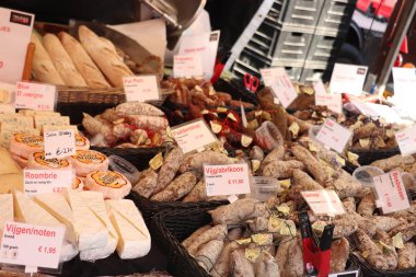Haarlem, Hollanda, 6 Ekim 2018: Pazarda peynir ve sosis