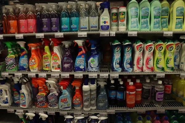 Haarlem, Hollandia, 2018. július 22.: Tisztítószerek egy szupermarketben — Stock Fotó