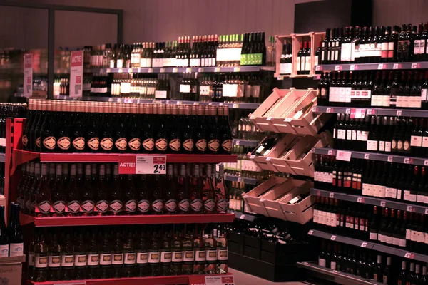 Haarlem, Países Bajos - 8 de mayo de 2016: vino en un supermercado — Foto de Stock