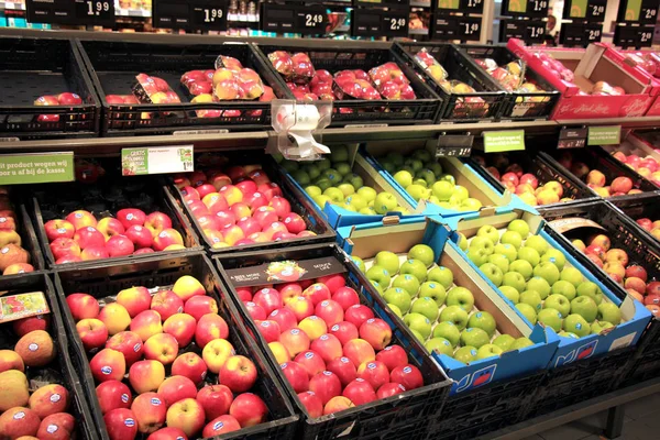 Haarlem, Países Bajos - 8 de mayo de 2016: manzanas en el supermercado —  Fotos de Stock