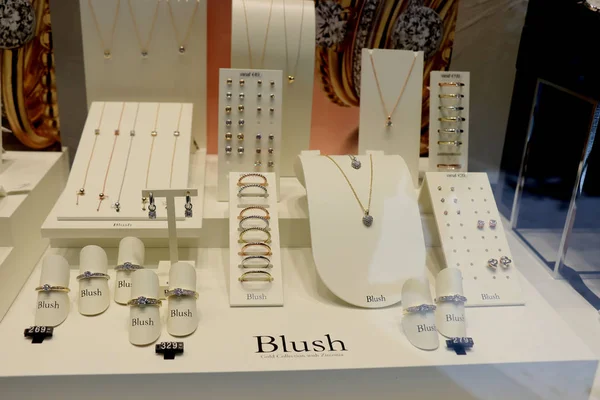 Haarlem, Países Bajos - 8 de julio de 2018: Blush jewelry — Foto de Stock