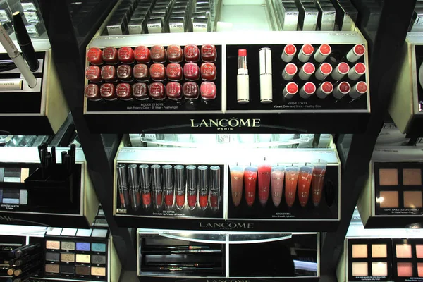 Amsterdã, Holanda, 13 de maio de 2016: vários produtos cosméticos Lancome — Fotografia de Stock