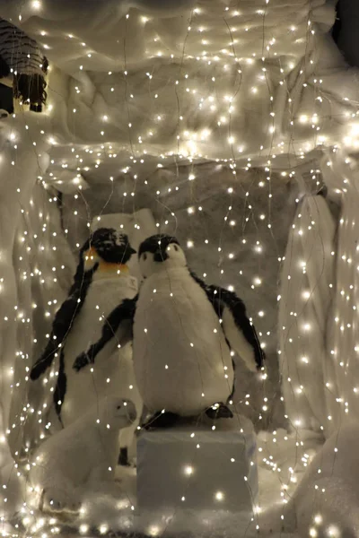 Cruquius, Países Bajos - 26 de octubre de 2018: Pingüinos de iluminación navideña — Foto de Stock