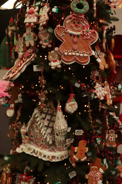 Aalsmeer, Ολλανδία - 7 Νοεμβρίου 2018: Διακοσμημένο χριστουγεννιάτικο δέντρο — Φωτογραφία Αρχείου