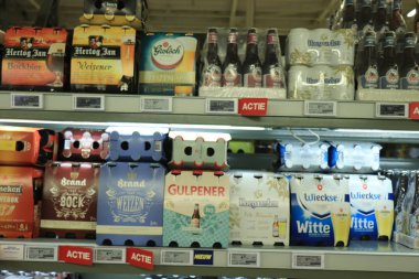 Beverwijk, Hollanda, 15 Aralık 2018: Likör dükkanında bira