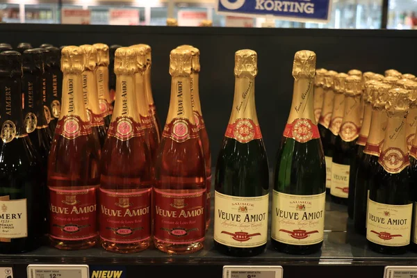 2018年12月15日，荷兰贝弗维克：Veuve Amiot酒厂的酒瓶 — 图库照片