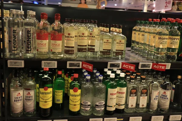 Beverwijk, Nizozemsko, 15. prosince 2018: Láhve v obchodě s alkoholem — Stock fotografie