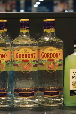Beverwijk, Hollanda, 15 Aralık 2018: Gordon içki dükkanında cin