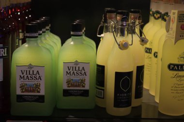 Beverwijk, Hollanda, 15 Aralık 2018 Limoncello likörü