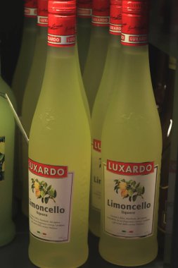 Beverwijk, Hollanda, 15 Aralık 2018 Limoncello likörü
