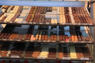 Driehuis, Hollanda, 17 Ekim 2018: Bir mağaza vitrininde lüks çikolatalar