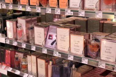 Meppen, Almanya, Ağustos 14th 2017: bir mağaza parfüm farklı markalar