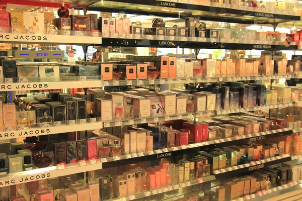 Meppen, Niemcy, sierpień 14 2017: różnych marek perfum w sklepie — Zdjęcie stockowe