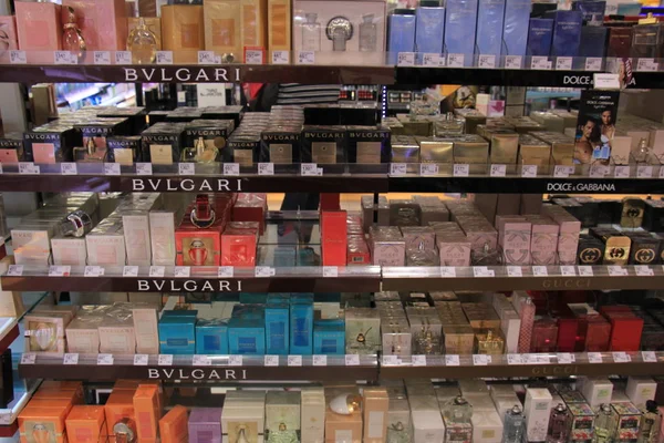 Meppen, Almanya, Ağustos 14th 2017: bir mağaza parfüm farklı markalar — Stok fotoğraf