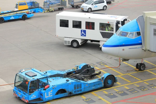 Aeropuerto de Ámsterdam Schiphol Países Bajos - 14 de abril de 2018: KLM avión en la puerta — Foto de Stock