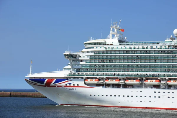 IJmuiden, Nederländerna-29 April 2017: Ventura P & O Cruises lämnar Ijmuiden — Stockfoto
