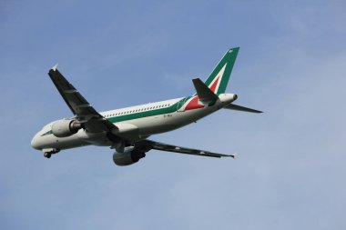 Amsterdam, Hollanda - 2 Haziran 2017: Ei-Iku Alitalia Airbus
