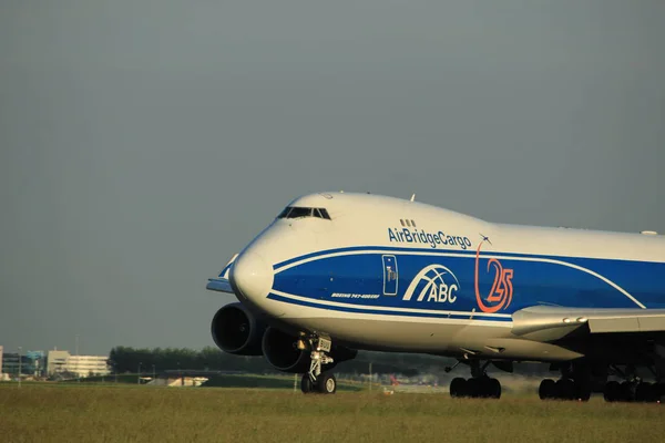 Amsterdam, Niederlande - 1. Juni 2017: vq-buu airbridgecargo boeing — Stockfoto