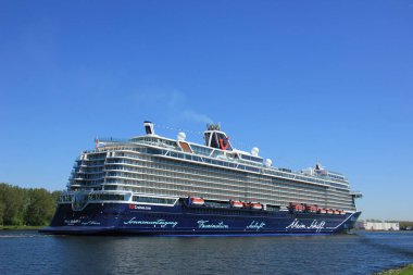 Velsen, Hollanda - 7 Mayıs 2018: Mein Schiff 1 TUI Maiden Voyage yolculuk