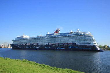 Velsen, Hollanda - 8th Mayıs 2018: Mein Schiff 1 TUI Maiden Voyage yolculuk