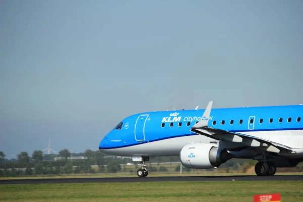 Amsterdam, Holandia - 18 sierpnia 2016: Ph-Ezn Klm Embraer — Zdjęcie stockowe