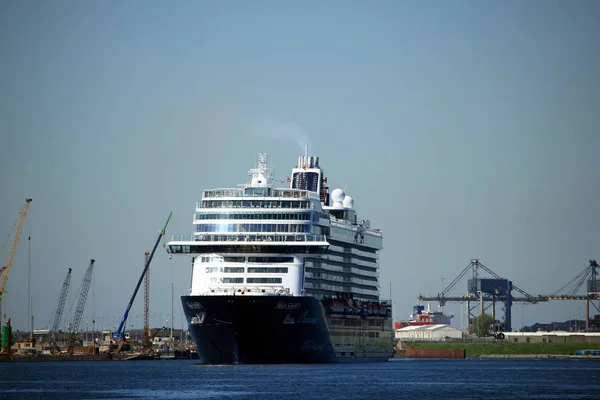 Velsen, Holandia - 2018 7 maja: Mein Schiff 1 Tui rejsy dziewiczy rejs — Zdjęcie stockowe