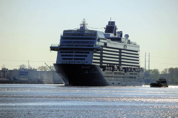 Velsen, Paesi Bassi - 8 maggio 2018: Mein Schiff 1 TUI Cruises Maiden Voyage — Foto Stock