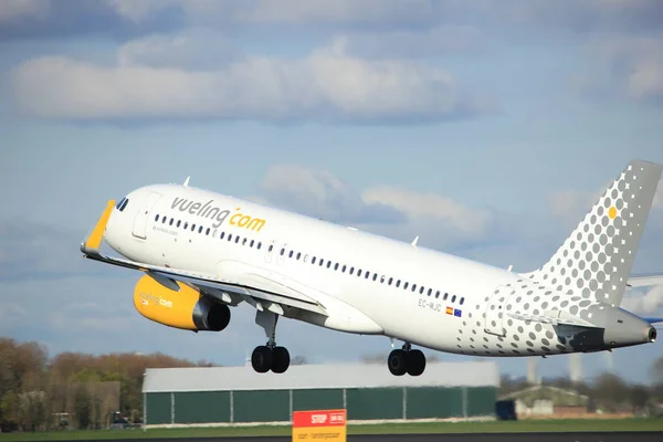 Ámsterdam Países Bajos - 7 de abril de 2017: EC-MJC Vueling Airbus —  Fotos de Stock