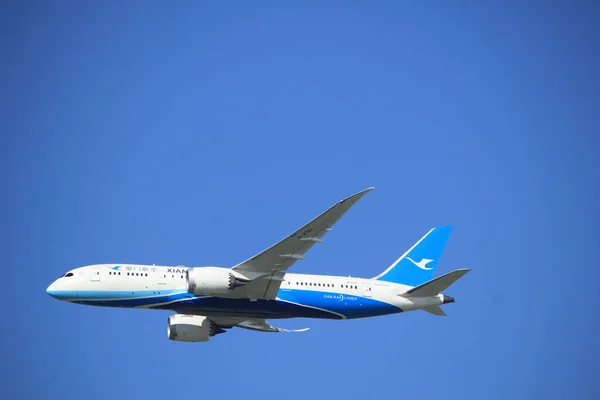 Амстердам, Нидерланды - 23 сентября 2017 года: B-2761 Xiamen Airlines Boeing 787 — стоковое фото
