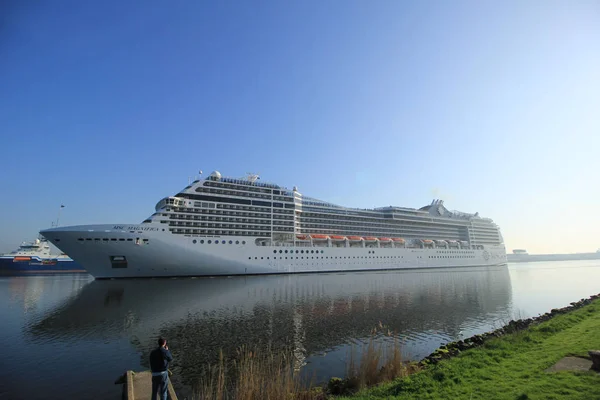 Velsen, Nederländerna - April, 20 2018: Msc Magnifica av Msc Cruises. — Stockfoto