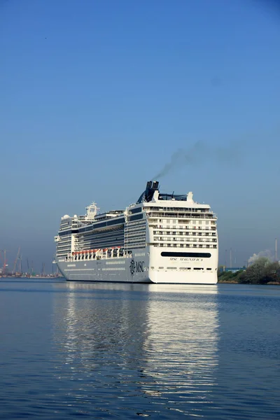 Velsen, Nederland - April, 20 2018: Msc Magnifica van Msc Cruises. — Stockfoto