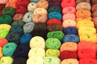 Çok renkli yün iplikler