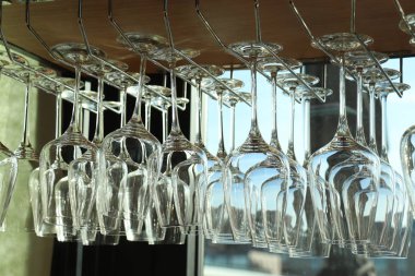 Bir restoranda şarap kadehi