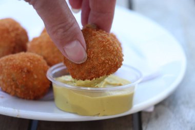 Hollanda çerez: hardal ile Bitterballen