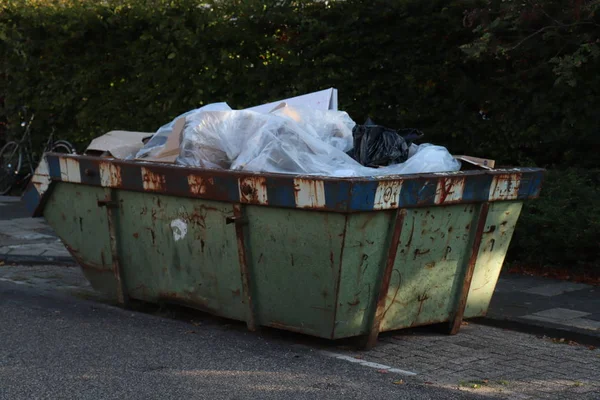Müllcontainer beladen — Stockfoto