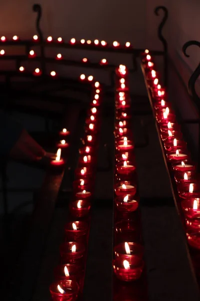 Votivní svíčky v kostele — Stock fotografie