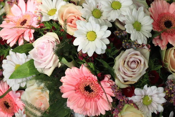 Roze en witte bruiloft bloemen — Stockfoto