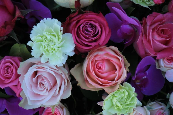Smíšené fialové růžové kytice — Stock fotografie