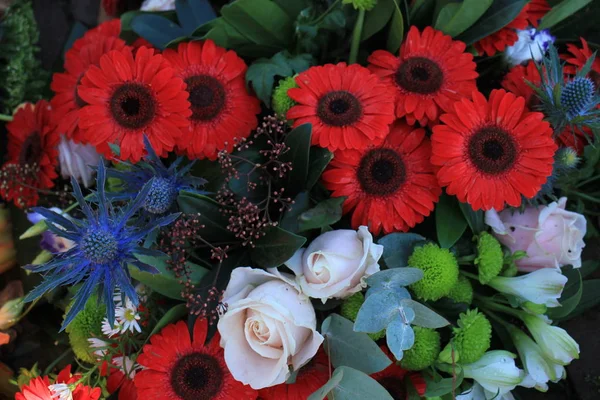 Mixed wedding bouquet in red and blue — Stock Photo, Image