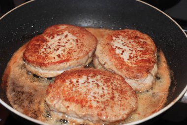 Bir tavada üç parça et.