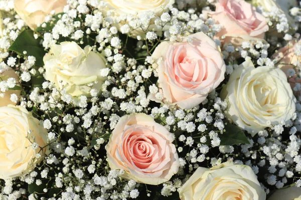 Arrangement Fleurs Mariée Roses Roses Blanches Mélangées Avec Gypsophila — Photo